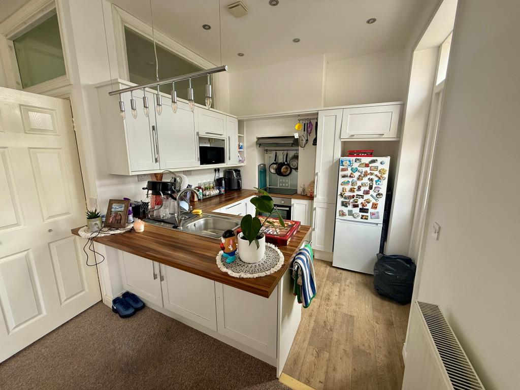 Lot: 106 - MIXED USE INVESTMENT - VACANT SHOP, FIVE FLATS, PARKING SPACES AND SEVEN STORES - Flat 1 kitchen